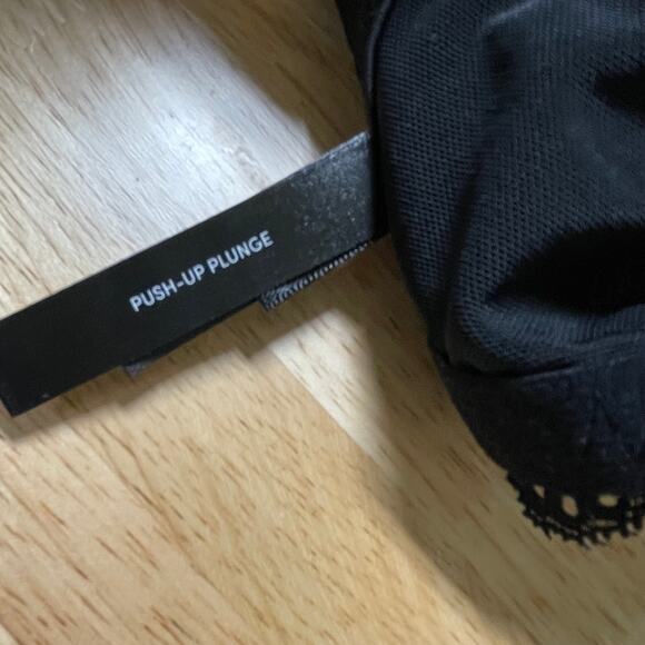 Torrid NWT Plunge Push-Up Lace Straight Back Bra Black Size 46DDD Convertible - Picture 11 of 11